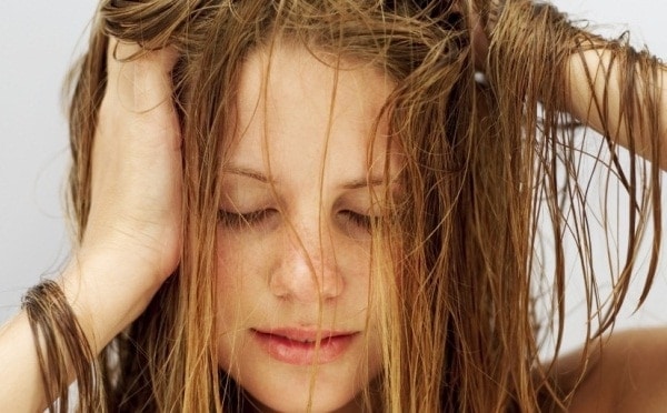 cuidados com cabelos oleosos: o que fazer?