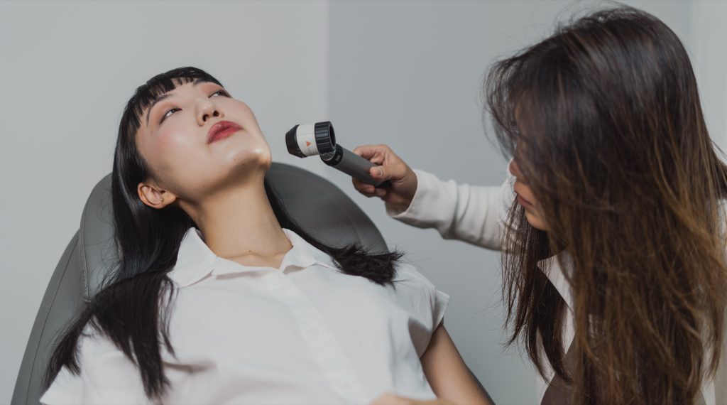 Dra. Juliana Toma realiza dermatoscopia em paciente reclinada