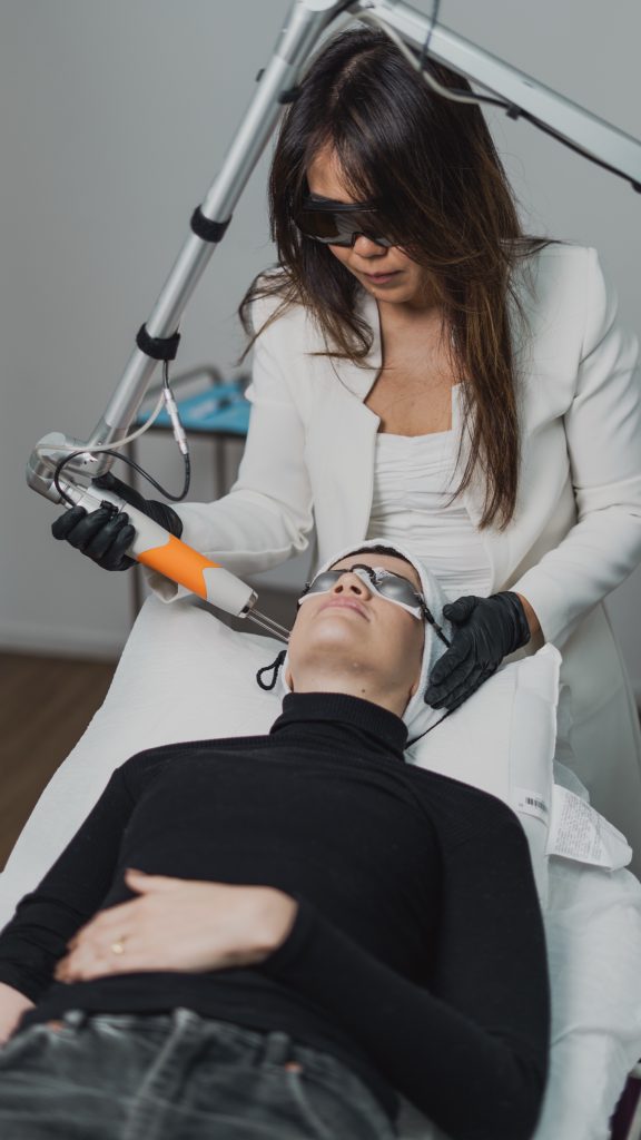 Dra. Juliana Toma realiza laser facial em paciente com proteção ocular