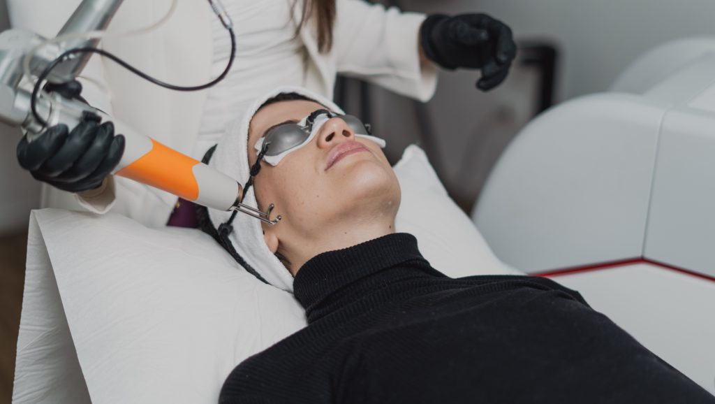 Paciente com protetores oculares durante laser facial