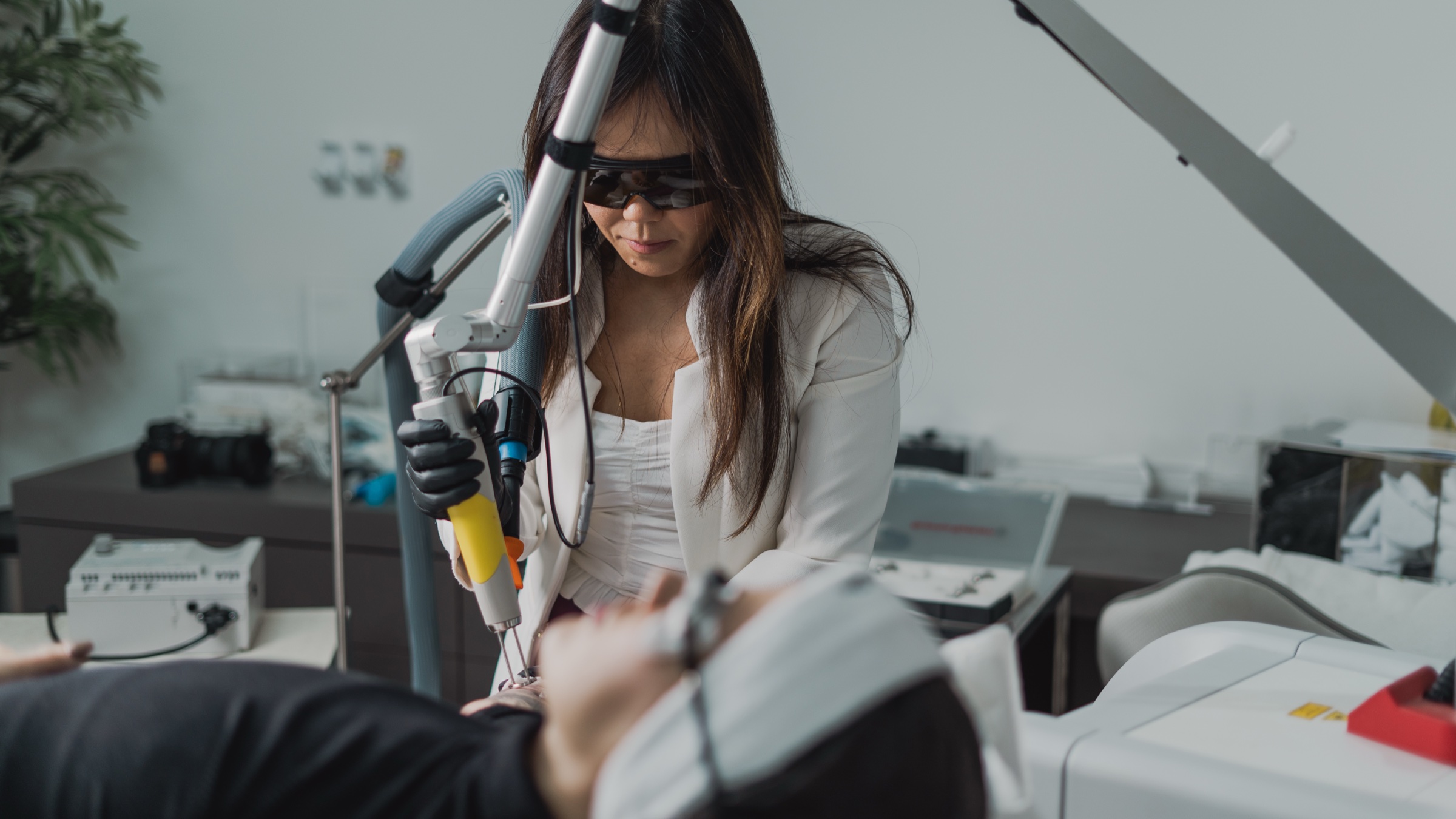Dra. Juliana Toma com proteção ocular durante uma sessão de laser.