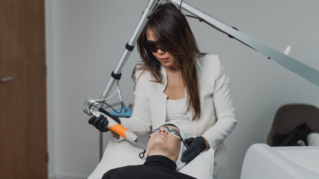 Braço articulado do laser durante tratamento facial conduzido pela Dra. Juliana Toma