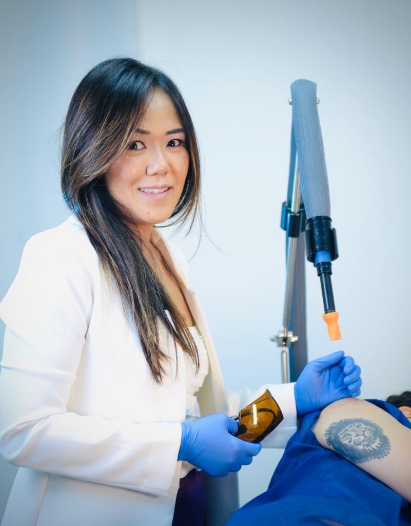 Dra. Juliana Toma com óculos de proteção ao lado do laser