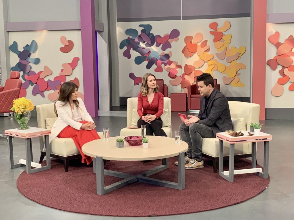 Dra. Juliana Toma em entrevista em estúdio de televisão