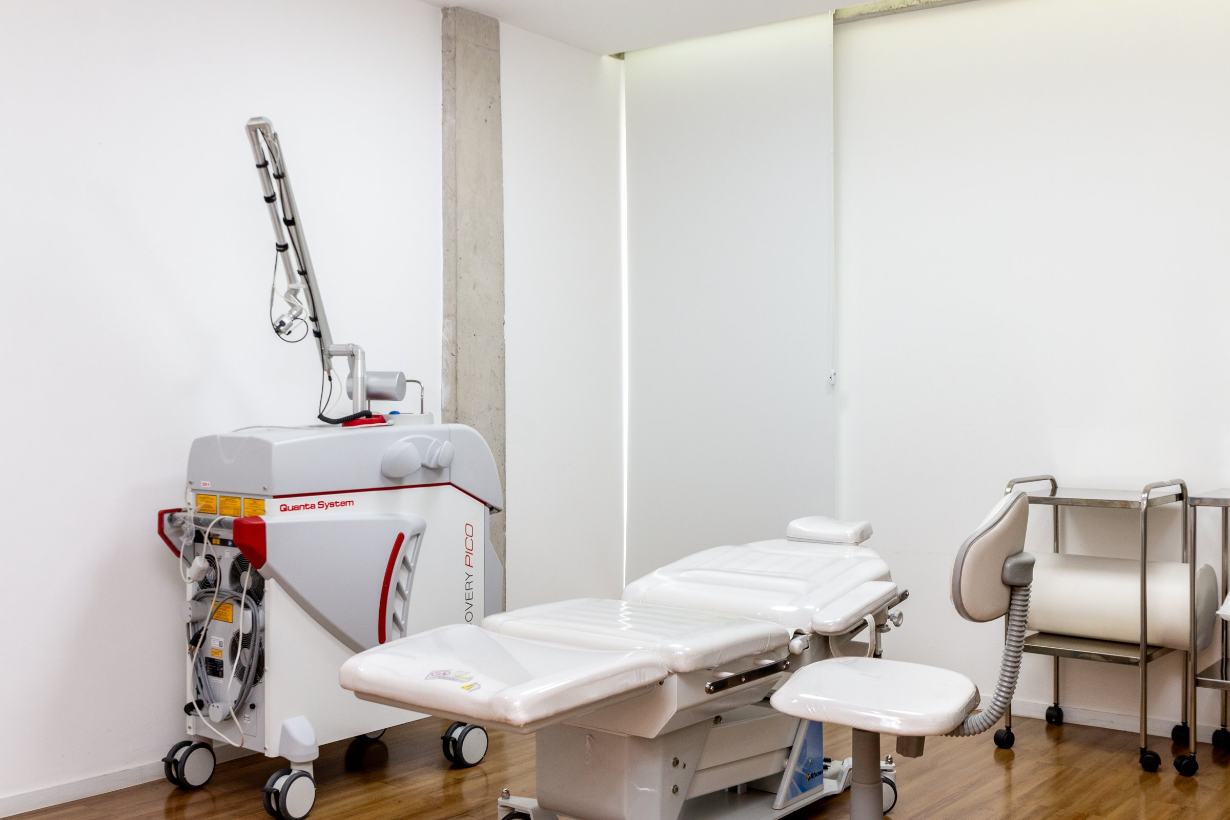 Sala real de laser com a plataforma Quanta Discovery Pico e maca.